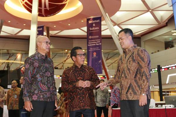 Direktur Utama Marsangap P. Tamba (kanan) di sela-sela peluncuran produk terbaru Danareksa ETF Indonesia Top 40, di Jakarta pada April tahun lalu. - Bisnis/Dedi Gunawan 