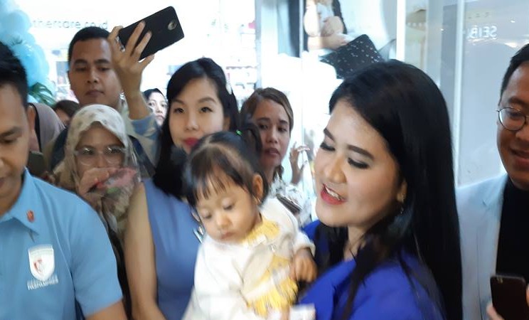 Kahiyang Ayu membawa puterinya Sedah Mirah ke acara fashio show, Rabu (31/7/2019). JIBI/Bisnis - Ria Theresia Situmorang