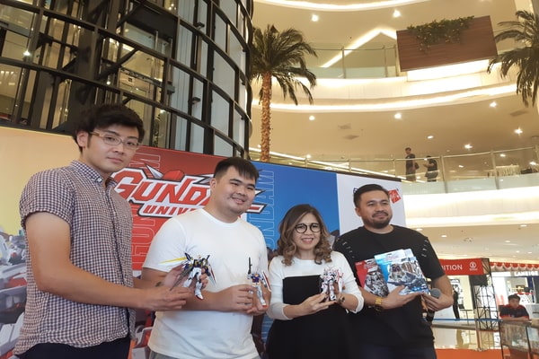 Perwakilan dari Multi Toys dan Tamashii Nation bersama produk action figure Gundam di Emporium Plaza Pluit, Jakarta Utara pada Rabu (7/8 - 2019)