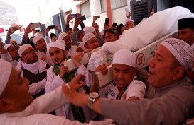 Kontroversi Habib Rizieq Pimpin Doa Pemakaman Mbah Moen
