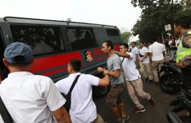 Foto-foto Polisi Tangkap Massa Unjuk Rasa di Senayan