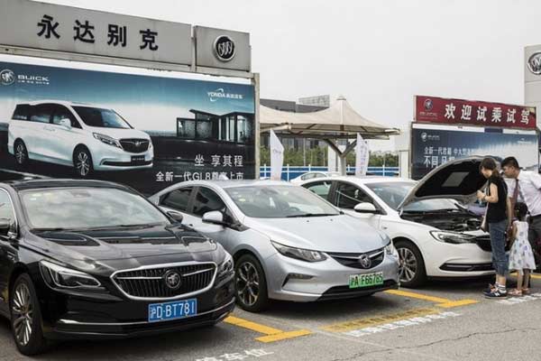 Calon pembeli sedan memeriksa mobil di sebuah dealer di Shanghai, China.  - Foto Blooomber