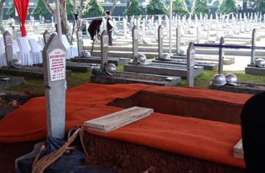 Ratusan Masyarakat Saksikan Prosesi Pemakaman B.J. Habibie dari Dekat