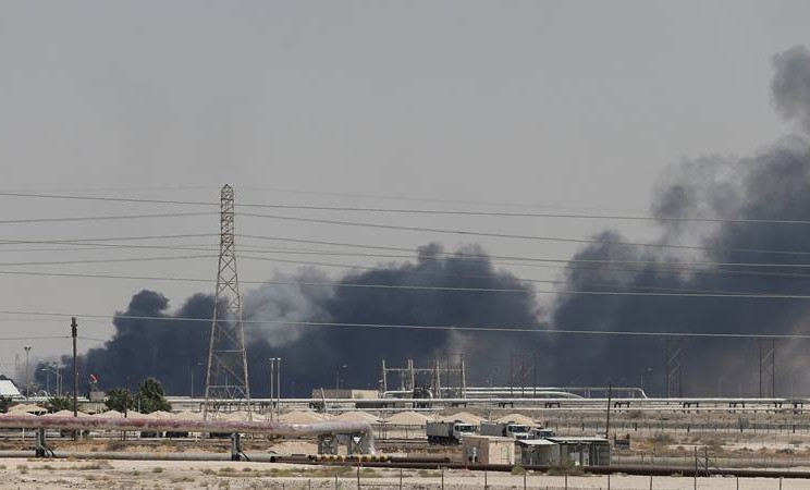 Asap terlihat di fasilitas pabrik minyak Aramco di kota timur Abqaiq, Arab Saudi, yang diserang pada 14 September 2019. - Reuters