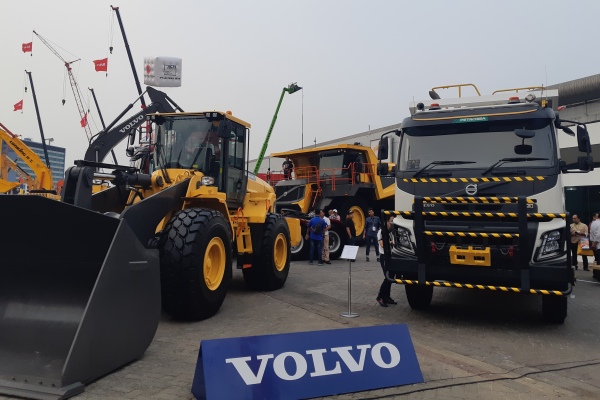Volvo Construction Equipment dan Volvo Trucks Indonesia membawa sejumlah produk andalannya ke Mining Indonesia 2019 di Jakarta International Expo, Kemayoran, Jakarta. - Bisnis/Ilman Sudarwan