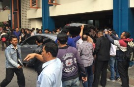 Korban Demostrasi di Bandung Diangkut ke Rumah Sakit