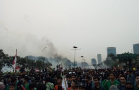 Gas Air Mata Tandai Pecahnya Aksi Massa di Depan Gedung DPR/MPR 