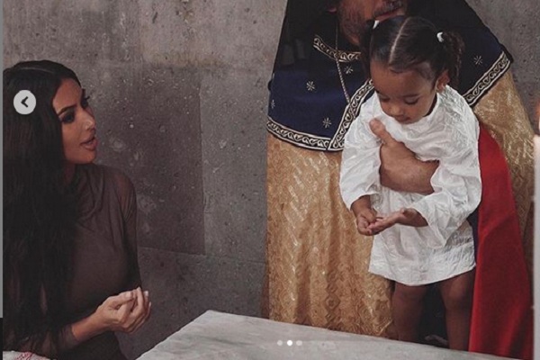 Kim Kardashian dan tiga anaknya, Saint, 3 tahun, Chicago, 1 tahun, dan Psalm yang baru berusia 5 bulan, dibaptis di Etchmiadzin, Gereja Katredal tertua di Armenia. - Instagram @kimkardashian