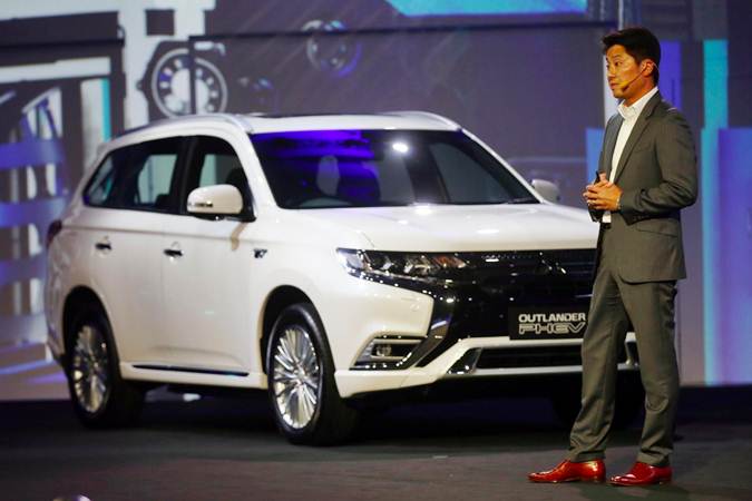 Presiden Direktur PT Mitsubishi Motors Krama Yudha Sales Indonesia (MMKSI) Naoya Nakamura memperkenalkan Mitsubishi Outlander PHEV di Jakarta pada Juli 2019. - Bisnis/Abdullah Azzam
