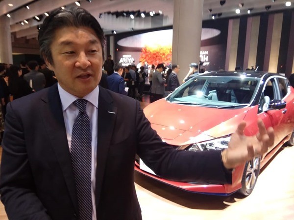 Presiden Direktur Nissan Motor Indonesia Isao Sekiguchi menjelaskan teknologi terbaru dari mobil listrik konsep Nissan Leaf di Tokyo Motor Show 2019. BISNIS - Fahmi Achmad