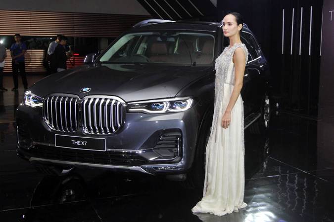 Model bergaya di samping mobil All New BMW X7, di sela-sela peluncurannya, di Jakarta, Senin (15/7/2019). - Bisnis/Endang Muchtar
