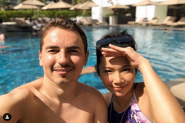 Pebalap Jorge Lorenzo memamerkan foto dirinya di kolam renang bersama aktris asal Malaysia, Dayana Roza. - Instagram @jorgelorenzo99