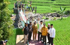 Uu Resmikan Jembatan Gantung Desa di Cianjur