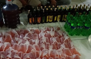Polres Cianjur Sita Ratusan Botol Miras dan Seribuan Kantong Oplosan