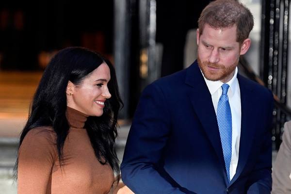 Pangeran Inggris Harry dan istrinya Meghan, Duchess of Sussex, meninggalkan Canada House di London, Inggris 7 Januari 2020. - Reuters
