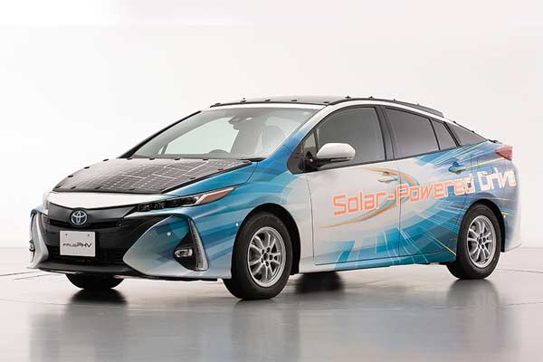 Model uji Prius PHV yang dilengkapi dengan panel baterai surya.  - Toyota