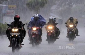 Hujan Deras Guyur Jakarta Sejak Semalam