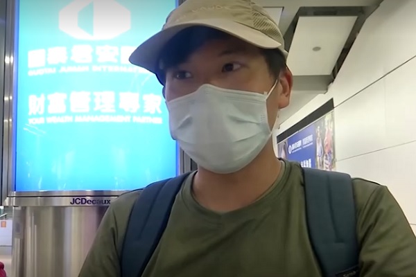 Para pelancong Hong Kong mengkhawatirkan virus corona dari Wuhan menjelang musim liburan, 18 Januari 2020. - Reuters 