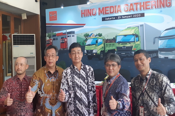 Para direksi PT Hino Motors Sales Indonesia (HMSI) di sela-sela media gathering di Jakarta, Kamis (23/1/2020). HMSI mencatatkan total penjualan ritel mencapai 31.471 unit sepanjang 2019 - Ilman A. Sudarwan