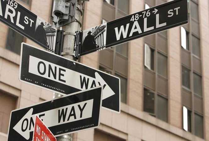 Tanda Wall St. terlihat di distrik keuangan New York - Reuters