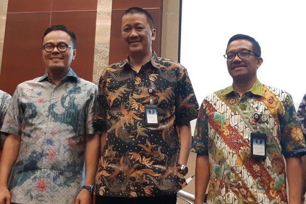 Direktur Utama PT Garuda Indonesia (Persero) Tbk. Irfan Setiaputra (tengah). muhammad ridwan