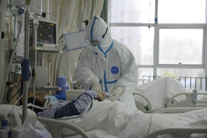 Sebuah foto yang dirilis oleh Rumah Sakit Pusat Wuhan menunjukkan staf medis yang merawat pasien di Rumah Sakit Pusat Wuhan melalui Weibo di Wuhan, China. Tidak diketahui tanggal pangambilan foto. -  The Central Hospital of Wuhan via Weibo / via Reuters