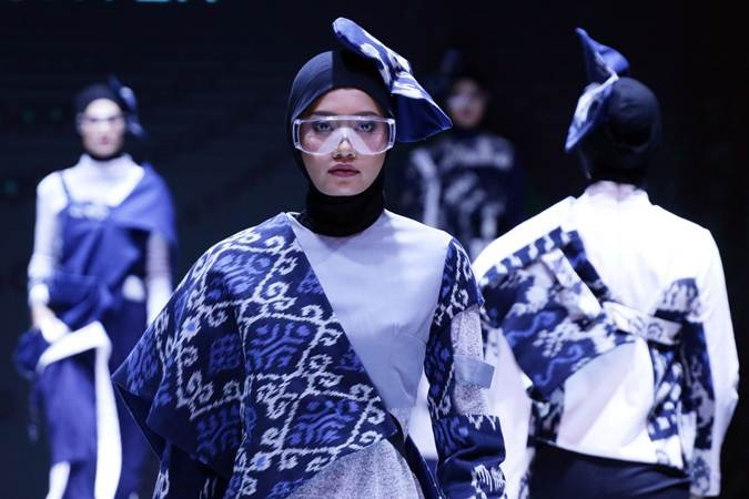 Model mengenakan busana rancangan Silfia Nabila pada pembukaan Muslim Fashion Festival (MUFFEST) 2019 di Jakarta Convention Center, Jakarta, Rabu (1/5/2019). - ANTARA/Rivan Awal Lingga