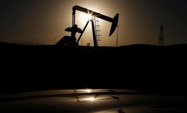 Pompa minyak terlihat saat matahari terbit di dekat Bakersfield, California, AS. -  REUTERS /Lucy Nicholson