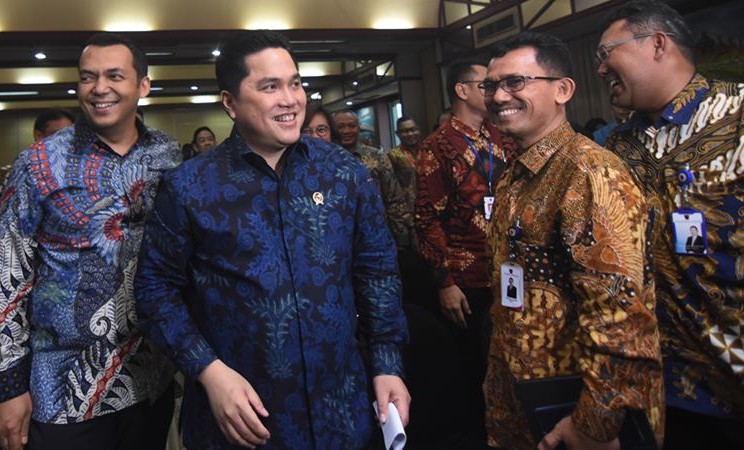  Menteri BUMN Erick Thohir (kedua kiri) berjalan bersama Direktur Utama PT Krakatau Steel (Persero) Tbk Silmy Karim (kiri) saat Public Expose Krakatau Steel 2020 di Kantor Kementerian BUMN, Jakarta, Selasa (28/1/2020).  -  ANTARA / Indrianto Eko Suwarso