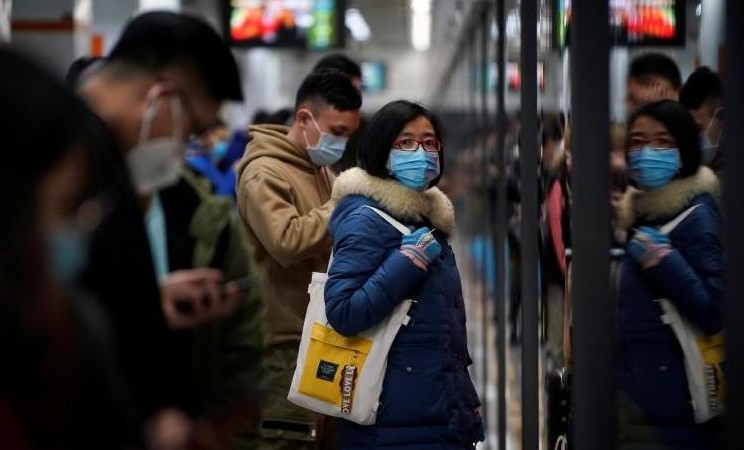 Warga beraktivtas dengan memakai masker di Shanghai, China. - Reuters