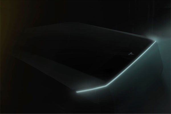 Siluet belakang sebuah kendaraan dengan sebuah garis lampu memanjang dari sisi kanan ke kiri, lengkap dengan logo Tesla di bagian tengah.  - TESLA