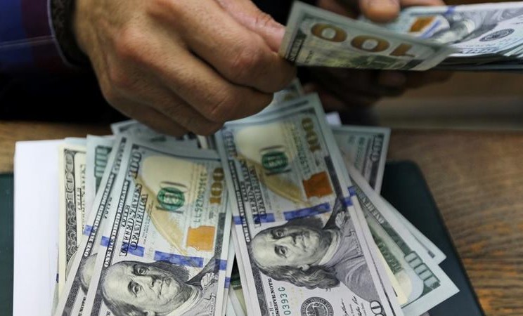 Seorang karyawan menghitung dolar AS di kantor penukaran uang di Kairo tengah, Mesir, 20 Maret 2019. -  REUTERS / Mohamed Abd El Ghany