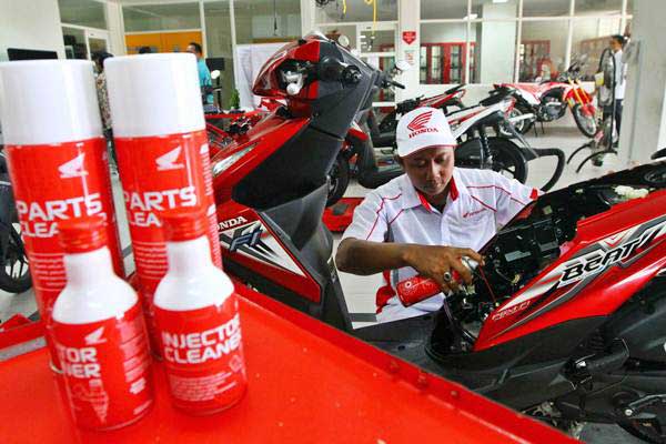 Mekanik mendemonstrasikan penggunaan produk Honda Injector & Part Cleaner saat peluncurannya di Mitra Pinasthika Mulia Part Centre, Sidoarjo, Jawa Timur, Jumat (23/2/2018). - JIBI/Wahyu Darmawan