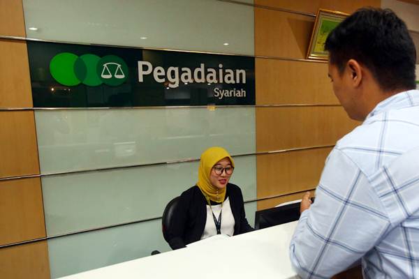 Karyawan melayani nasabah di cabang Pegadaian Syariah, Jakarta, Selasa (15/1/2019). - Bisnis/Abdullah Azzam