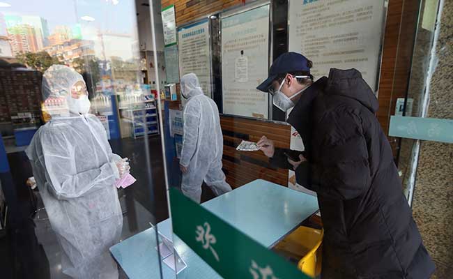 Seorang pria membeli masker di sebuah apotek setelah tersebarnya virus corono di Wuhan, Provinsi Hubei, China. Foto diambil (29/1 - 2020). China Daily via Reuters