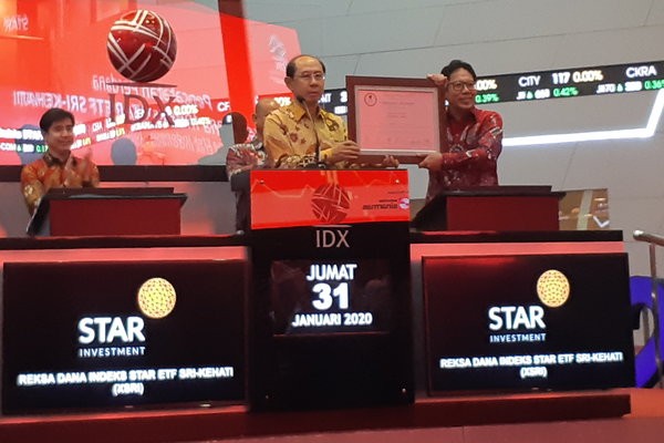 Direktur Utama Star Investment Ge Ieyanto Yamin (Kiri) menerima plakat dari Direktur Penilaian BEI I Gede Nyoman Yetna (Kanan) saat Pencatatan Perdana ETF reksa dana Indeks STAR SRI-KEHATI pada Jumat (31/1 - 2020). / Dhiany Nadya Utami.