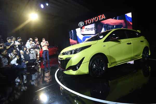 Jurnalis memotret mobil Toyota New Yaris saat diluncurkan di Jakarta, Selasa (20/2). New Yaris yang tampil untuk memenuhi kebutuhan konsumen segmen medium hatchback hadir dengan 6 varian CVT dan MT yang dipasarkan dengan harga Rp235,4 juta - Rp275,9 juta.  - ANTARA 