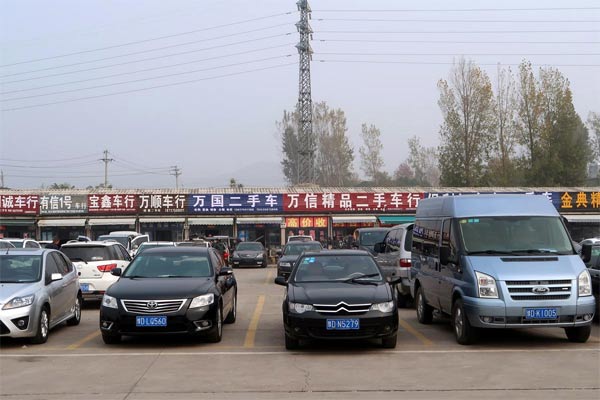 Beragam mobil bekas tampak di pasar kendaraan seken di Pingdingshan, Privinsi Henan, China, 5 November 2018.  - REUTERS