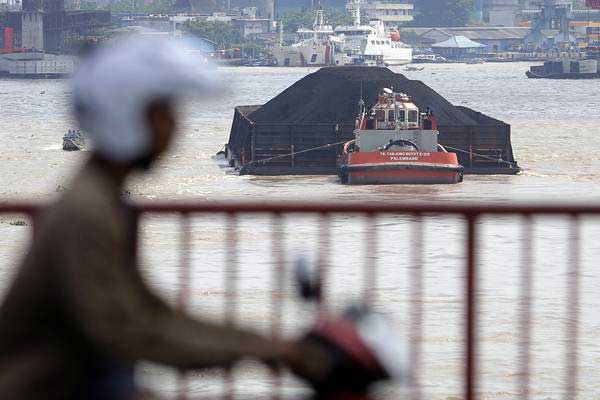 Kapal tongkang pengangkut batu bara melintas di Sungai Musi, Palembang, Sumatra Selatan, Rabu (7/3/2018). - ANTARA/Nova Wahyudi