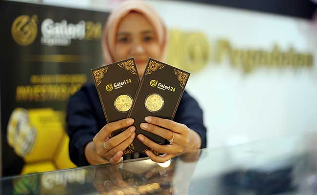  Karyawan menunjukan emas di kantor Pegadian di Jakarta, Senin (17/2/2020). Bisnis - Abdullah Azzam