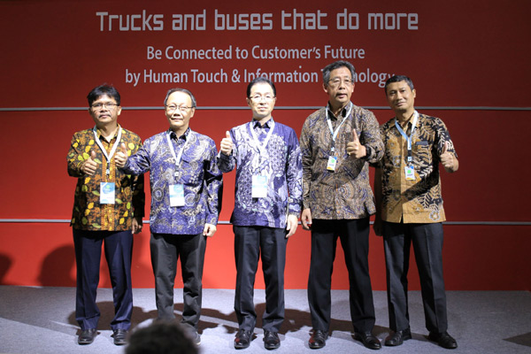 Jajaran Manajemen Hino Motor pada acara seremoni Produksi Hino 500K di Giicomvec 2020 di JCC, Jakarta, Jumat (6/3 - 2020).