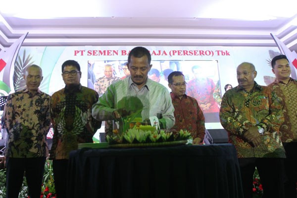 Direktur Utama PT Semen Baturaja (Persero) Tbk, Jobi Triananda Hasjim (tengah), saat perayaan HUT Perusahaan ke-44 di Palembang, Rabu (21/11/2018) malam. - Bisnis/Dinda Wulandari