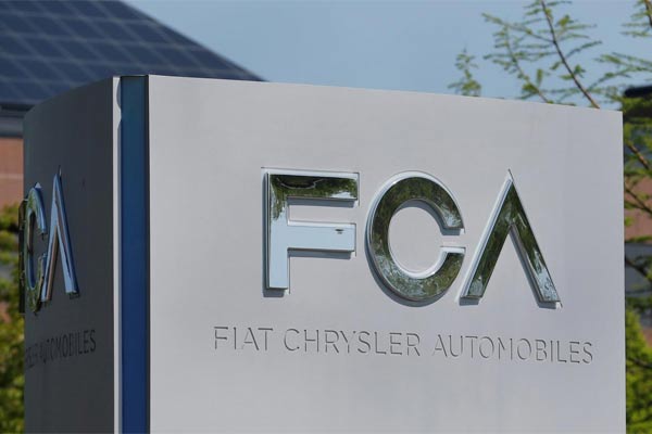 Simbol Fiat Chrysler Automobiles (FCA) tampak di kantor pusat di Auburn Hills, Michigan, AS, 25 Mei 2019. - Reuters