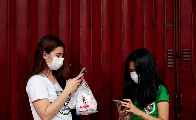 Warga menggunakan masker di Manila, Filipina, (31/1/2020). Warga berebut peralatan medis seperti masker dan alcohol setela pemerintah Filipina mengkonfirmasi kasus virus corona menyebar disana. Reuters - Eloisa Lopez