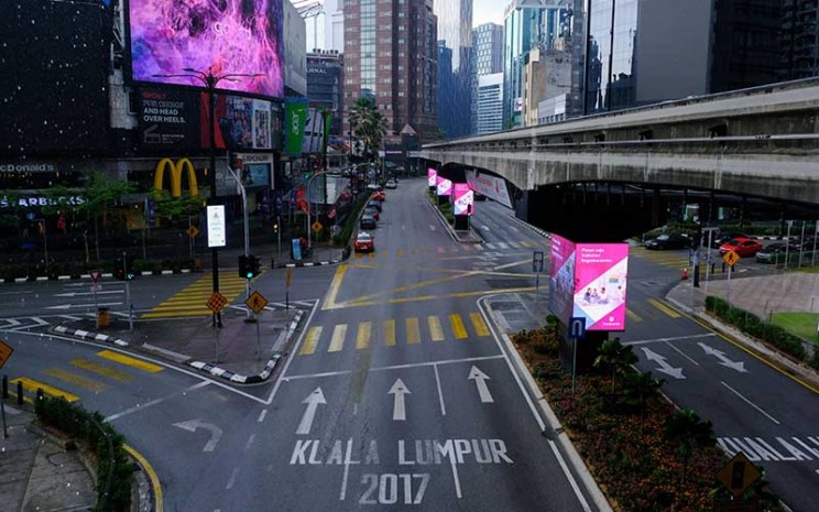 Suasana jalan yang kosong di Bukit Bintang di Kuala Lumpur, Malaysia, Rabu (18/3/2020). Sejumlah jalan raya di Malaysia menjadi sepi setelah pemerintah mengumumkan lockdown nasional selama dua minggu. Bloomberg - Samsul Said