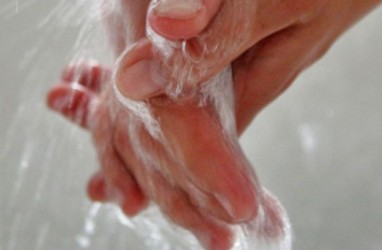 Wilmar Bersama Aprobi Serahkan Bantuan 1 Ton Sabun Cuci Tangan