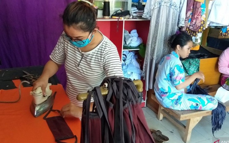Penjahit Bone Indah kota Sorong saat menyiapkan masker gratis bagi masyarakat. - Antara/Ernes Kakisina