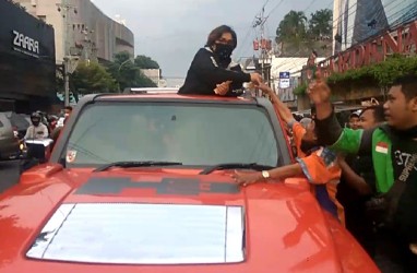 Wanita Bermasker ini Bagi-Bagi Duit di Atas Mobil Hummer untuk Baksos Corona