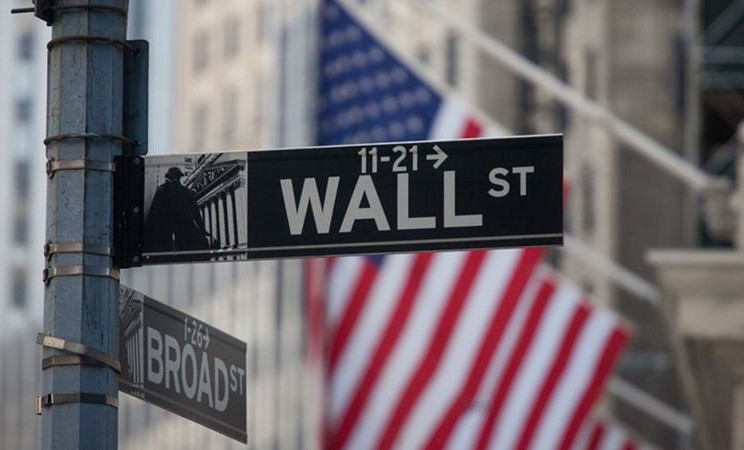 Tanda Wall Street tampak di depan Bursa Efek New York (NYSE) di New York, AS. -  Michael Nagle / Bloomberg