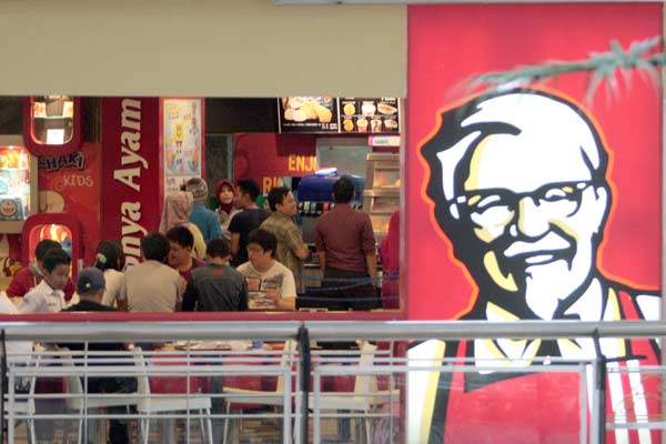 Pelanggan menikmati makan siang di salah satu gerai Kentucky di Makassar, Sulsel, Selasa (28/4). PT Fast Food Indonesia Tbk. (FAST) sebagai pemegang merek Kentucky Fried Chicken (KFC), meraup pendapatan sebesar Rp4,2 triliun sepanjang tahun lalu, naik 6,26% dari perolehan setahun sebelumnya Rp3,96 triliun.  - Bisnis.com